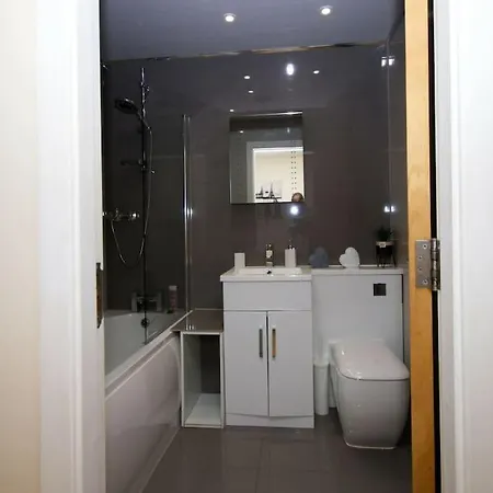 Alluring 2 Bedroom Centre Apartment- Self Check-in,balconied *