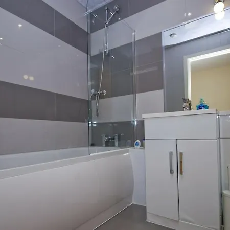 Alluring 2 Bedroom Centre Apartment- Self Check-in,balconied * Leeds (West Yorkshire)