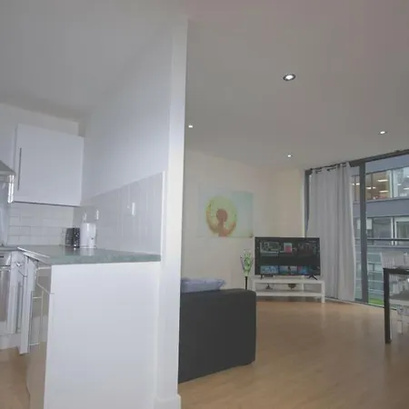 Alluring 2 Bedroom Centre Apartment- Self Check-in,balconied Apartmán Leeds (West Yorkshire)