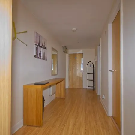 Alluring 2 Bedroom Centre Apartment- Self Check-in,balconied *