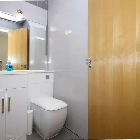 Apartment Alluring 2 Bedroom Centre Apartment- Self Check-in,balconied