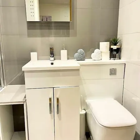 Alluring 2 Bedroom Centre Apartment- Self Check-in,balconied * 利兹