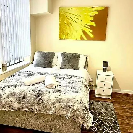 Alluring 2 Bedroom Centre Apartment- Self Check-in,balconied