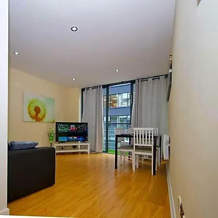 Apartment Alluring 2 Bedroom Centre Apartment- Self Check-in,balconied *