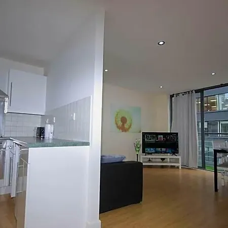 Alluring 2 Bedroom Centre Apartment- Self Check-in,balconied *