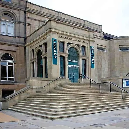 Alluring 2 Bedroom Centre Apartment- Self Check-in,balconied Leeds (West Yorkshire)
