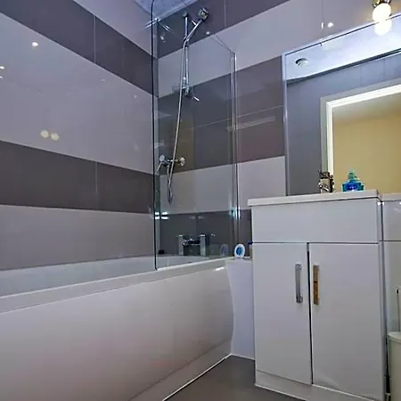 Apartment Alluring 2 Bedroom Centre Apartment- Self Check-in,balconied