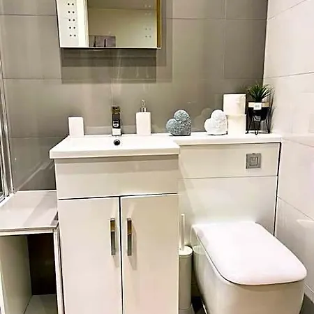 Alluring 2 Bedroom Centre Apartment- Self Check-in,balconied Apartment