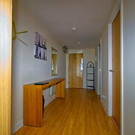 Alluring 2 Bedroom Centre Apartment- Self Check-in,balconied * Leeds (West Yorkshire)