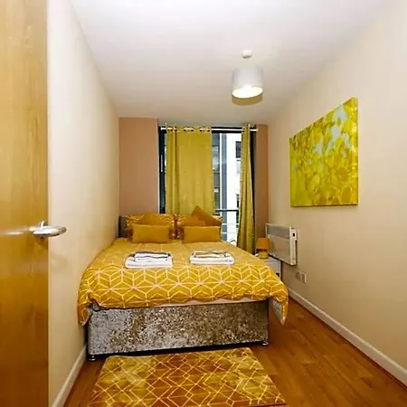 Alluring 2 Bedroom Centre Apartment- Self Check-in,balconied Apartment Leeds (West Yorkshire)