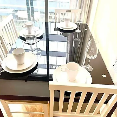 Alluring 2 Bedroom Centre Apartment- Self Check-in,balconied