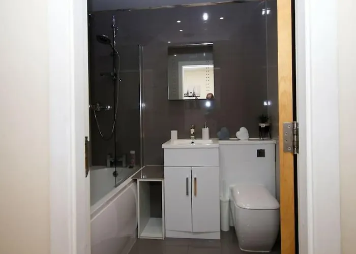 Alluring 2 Bedroom Centre Apartment- Self Check-in,balconied *