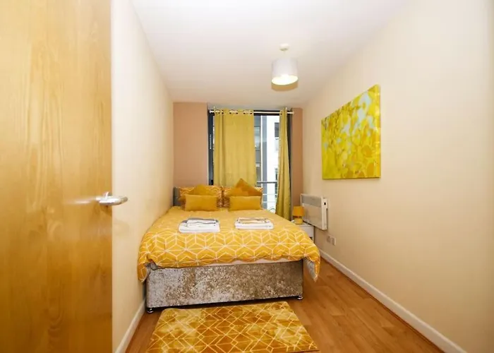 Apartment Alluring 2 Bedroom Centre Apartment- Self Check-in,balconied *