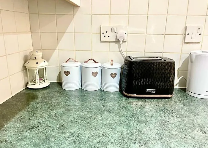 Alluring 2 Bedroom Centre Apartment- Self Check-in,balconied *