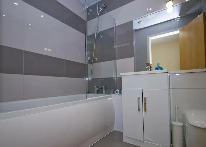 Alluring 2 Bedroom Centre Apartment- Self Check-in,balconied * Leeds (West Yorkshire)