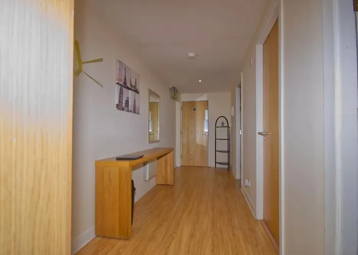 Alluring 2 Bedroom Centre Apartment- Self Check-in,balconied *