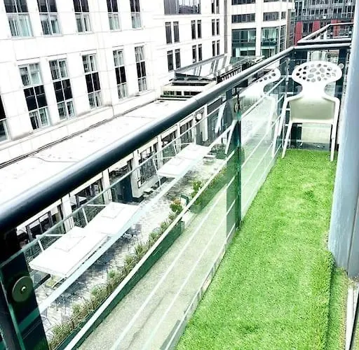 Alluring 2 Bedroom Centre Apartment- Self Check-in,balconied Leeds (West Yorkshire)