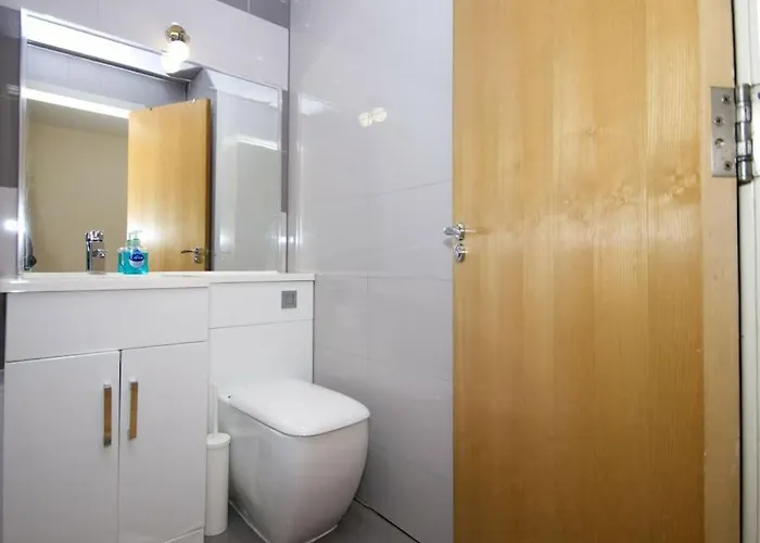 Apartment Alluring 2 Bedroom Centre Apartment- Self Check-in,balconied