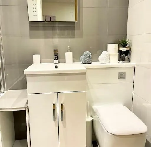 Alluring 2 Bedroom Centre Apartment- Self Check-in,balconied * Leeds (West Yorkshire)