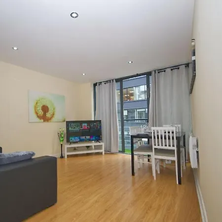 Alluring 2 Bedroom Centre Apartment- Self Check-in,balconied דירה