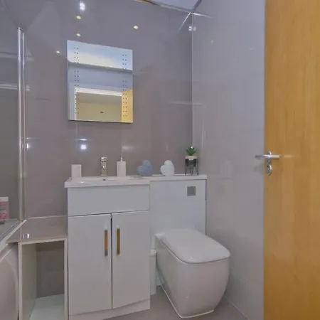 Alluring 2 Bedroom Centre Apartment- Self Check-in,balconied