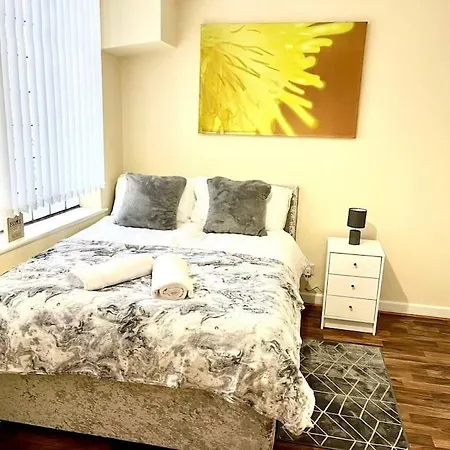 דירה Alluring 2 Bedroom Centre Apartment- Self Check-in,balconied