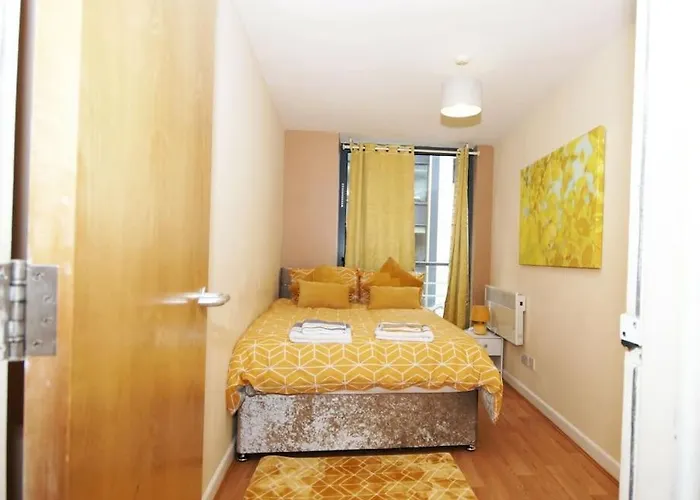 Апартаменти Alluring 2 Bedroom Centre Apartment- Self Check-in,balconied