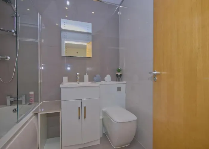 Alluring 2 Bedroom Centre Apartment- Self Check-in,balconied