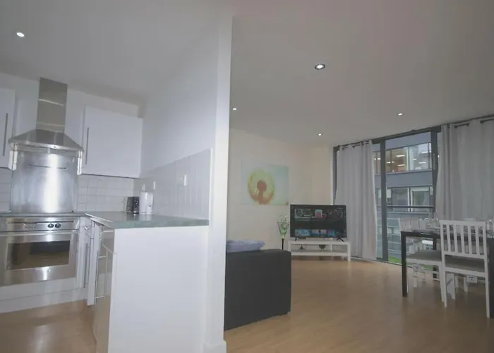 Alluring 2 Bedroom Centre Apartment- Self Check-in,balconied Апартаменти Лідс