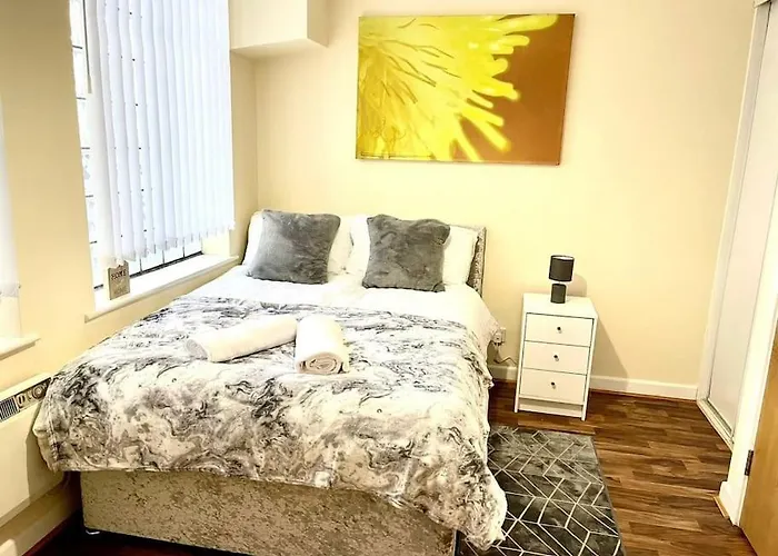 Апартаменти Alluring 2 Bedroom Centre Apartment- Self Check-in,balconied