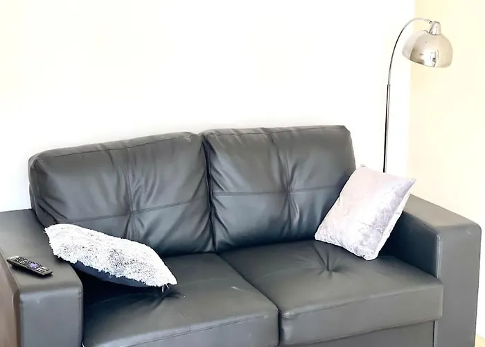 Alluring 2 Bedroom Centre Apartment- Self Check-in,balconied Лідс